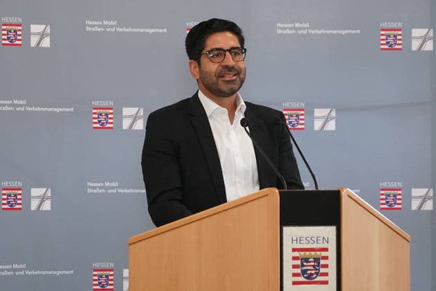 Wirtschafts- und Verkehrsminister Kaweh Mansoori (SPD) bei der Einweihung der neuen Straßenmeisterei in Groß-Gerau - Gross-Gerau 29.07.2026: Wirtschafts- und Verkehrsminister Kaweh Mansoori besucht neue Straßenmeisterei *** Kaweh Mansoori, SPD Minister of Economic Affairs and Transportation, at the dedication of the new road maintenance facility in Groß Gerau, Groß Gerau, July 29, 2026. Kaweh Mansoori, Minister of Economic Affairs and Transportation, visits the new road maintenance facility