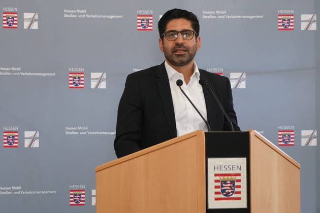 Wirtschafts- und Verkehrsminister Kaweh Mansoori (SPD) bei der Einweihung der neuen Straßenmeisterei in Groß-Gerau - Gross-Gerau 29.07.2026: Wirtschafts- und Verkehrsminister Kaweh Mansoori besucht neue Straßenmeisterei *** Kaweh Mansoori, SPD Minister of Economic Affairs and Transportation, at the dedication of the new road maintenance facility in Groß Gerau, Groß Gerau, July 29, 2026. Kaweh Mansoori, Minister of Economic Affairs and Transportation, visits the new road maintenance facility
