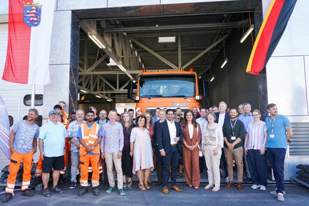 Wirtschafts- und Verkehrsminister Kaweh Mansoori (SPD) mit den Mitarbeitern bei der Einweihung der neuen Straßenmeisterei in Groß-Gerau - Gross-Gerau 29.07.2026: Wirtschafts- und Verkehrsminister Kaweh Mansoori besucht neue Straßenmeisterei *** Kaweh Mansoori, SPD Minister of Economic Affairs and Transportation, with staff members at the dedication of the new road maintenance facility in Groß Gerau, Groß Gerau, July 29, 2026. Kaweh Mansoori, Minister of Economic Affairs and Transportation, visits the new road maintenance facility
