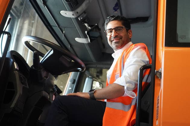 Wirtschafts- und Verkehrsminister Kaweh Mansoori (SPD) am Steuer des Arbeitsfahrzeuges bei der Einweihung der neuen Straßenmeisterei in Groß-Gerau - Gross-Gerau 29.07.2026: Wirtschafts- und Verkehrsminister Kaweh Mansoori besucht neue Straßenmeisterei *** Kaweh Mansoori, SPD Minister of Economic Affairs and Transportation, at the wheel of a work vehicle during the inauguration of the new road maintenance depot in Groß Gerau, Groß Gerau, July 29, 2026. Kaweh Mansoori, Minister of Economic Affairs and Transportation, visits the new road maintenance depot