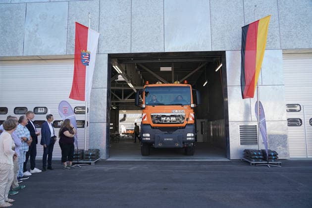 Wirtschafts- und Verkehrsminister Kaweh Mansoori (SPD) am Steuer des Arbeitsfahrzeuges bei der Einweihung der neuen Straßenmeisterei in Groß-Gerau, das er symbolisch zur Einweihung aus der neuen Fahrzeughalle fährt - Gross-Gerau 29.07.2026: Wirtschafts- und Verkehrsminister Kaweh Mansoori besucht neue Straßenmeisterei *** Kaweh Mansoori, SPD Minister of Economic Affairs and Transportation, at the wheel of the work vehicle during the inauguration of the new road maintenance depot in Groß Gerau, which he symbolically drives out of the new vehicle hangar for the inauguration. Groß Gerau, July 29, 2026: Minister of Economic Affairs and Transportation Kaweh Mansoori visits the new road maintenance depot