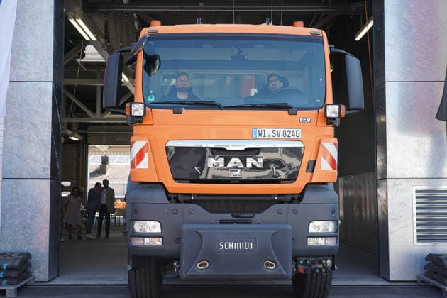 Wirtschafts- und Verkehrsminister Kaweh Mansoori (SPD) am Steuer des Arbeitsfahrzeuges bei der Einweihung der neuen Straßenmeisterei in Groß-Gerau, das er symbolisch zur Einweihung aus der neuen Fahrzeughalle fährt - Gross-Gerau 29.07.2026: Wirtschafts- und Verkehrsminister Kaweh Mansoori besucht neue Straßenmeisterei *** Kaweh Mansoori, SPD Minister of Economic Affairs and Transportation, at the wheel of the work vehicle during the inauguration of the new road maintenance depot in Groß Gerau, which he symbolically drives out of the new vehicle hangar for the inauguration. Groß Gerau, July 29, 2026: Minister of Economic Affairs and Transportation Kaweh Mansoori visits the new road maintenance depot