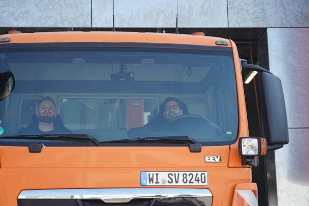Wirtschafts- und Verkehrsminister Kaweh Mansoori (SPD) am Steuer des Arbeitsfahrzeuges bei der Einweihung der neuen Straßenmeisterei in Groß-Gerau, das er symbolisch zur Einweihung aus der neuen Fahrzeughalle fährt - Gross-Gerau 29.07.2026: Wirtschafts- und Verkehrsminister Kaweh Mansoori besucht neue Straßenmeisterei *** Kaweh Mansoori, SPD Minister of Economic Affairs and Transportation, at the wheel of the work vehicle during the inauguration of the new road maintenance depot in Groß Gerau, which he symbolically drives out of the new vehicle hangar for the inauguration. Groß Gerau, July 29, 2026: Minister of Economic Affairs and Transportation Kaweh Mansoori visits the new road maintenance depot