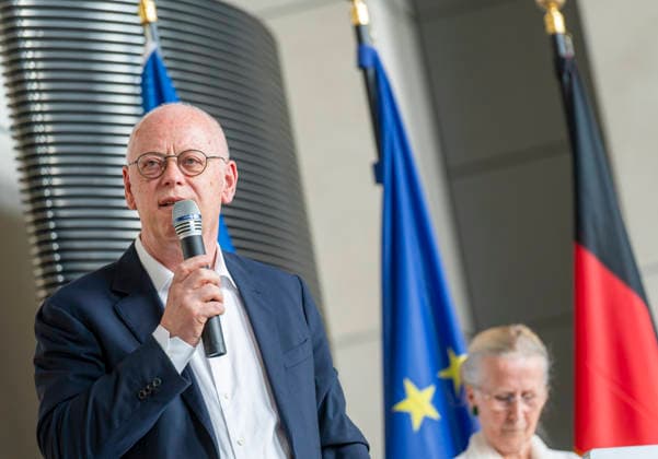 Rudolf Scharping EUR, Deutschland, Berlin: 29.07.2026: Rudolf Scharping Vorstand der Grand DÃ part Allemagne e.V. - dieser hat zum 30. Juni 2026 seine offizielle Bewerbung für den Start der Tour de France 2029 eingereicht. Gemeinsam mit den Ländern Berlin, Sachsen, Sachsen-Anhalt und Thüringen wurde ein sogenanntes Bidbook erstellt und an die A.S.O., die Veranstalterin der Tour de France, übergeben. *** Rudolf Scharping, EUR, Germany, Berlin, July 29, 2026. Rudolf Scharping, Chairman of the Board of Grand DÃ part Allemagne e.V., submitted his official bid for the start of the 2029 Tour de France on June 30, 2026. Together with the states of Berlin, Saxony, Saxony-Anhalt, and Thuringia, a so-called bid book was prepared and submitted t