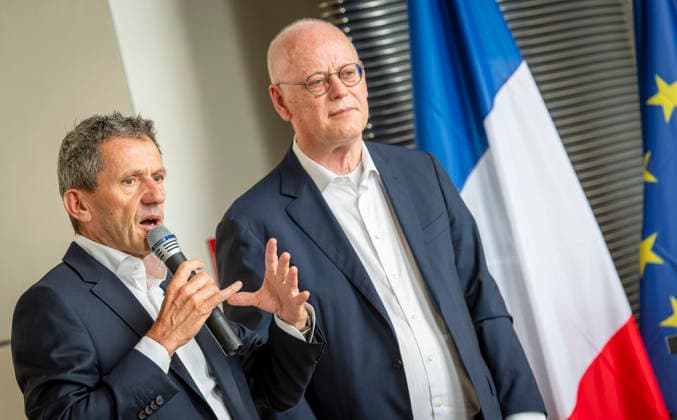 Yann Le Moenner + Rudolf Scharping Bewerbung um Start der Tour de France 2029 in Deutschland EUR, Deutschland, Berlin: 29.07.2026: Bewerbung um Start der Tour de France 2029 in Deutschland. Yann Le Moenner (li) Direktor des A.S.O. und Rudolf Scharping - Der Grand DÃ part Allemagne e.V. hat zum 30. Juni 2026 seine offizielle Bewerbung für den Start der Tour de France 2029 eingereicht. Gemeinsam mit den Ländern Berlin, Sachsen, Sachsen-Anhalt und Thüringen wurde ein sogenanntes Bidbook erstellt und an die A.S.O., die Veranstalterin der Tour de France, übergeben. *** Yann Le Moenner, Rudolf Scharping: Bid for the 2029 Tour de France to Start in Germany, EUR, Germany, Berlin, July 29, 2026 Bid to host the start of the 2029 Tour de France i