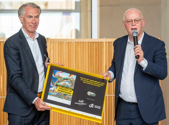 Bewerbung um Start der Tour de France 2029 in Deutschland EUR, Deutschland, Berlin: 29.07.2026: Rudolf Scharping (re) - Der Grand DÃ part Allemagne e.V. hat zum 30. Juni 2026 seine offizielle Bewerbung für den Start der Tour de France 2029 eingereicht. Gemeinsam mit den Ländern Berlin, Sachsen, Sachsen-Anhalt und Thüringen wurde ein sogenanntes Bidbook erstellt und an die A.S.O., die Veranstalterin der Tour de France, übergeben. *** Application to Host the Start of the 2029 Tour de France in Germany EUR, Germany, Berlin, July 29, 2026—Rudolf Scharping: Grand Départ Allemagne e.V. submitted its official bid to host the start of the 2029 Tour de France on June 30, 2026. Together with the states of Berlin, Saxony, Saxony-Anhalt, and Thur
