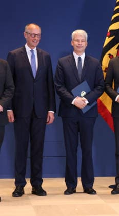 Bundespraesident Urkunden 29.07.2026, Germany, Berlin, Bundespraesidialamt, Bundespräsident Frank-Walter Steinmeier händigt gemäß Artikel 64 Abs. 1 des Grundgesetzes auf Vorschlag des Bundeskanzlers folgende Entlassungs- und Ernennungsurkunden aus: Thorsten Frei, Entlassung als Bundesminister für besondere Aufgaben Patrick Schnieder, Entlassung als Bundesminister für Verkehr Nina Warken, Entlassung als Bundesministerin für Gesundheit Nina Warken, Ernennung zur Bundesministerin für besondere Aufgaben Carsten Linnemann, Ernennung zum Bundesminister für Gesundheit Steffen Bilger, Ernennung zum Bundesminister für Verkehr Berlin Berlin Germany *** Federal President s Certificates, July 29, 2026, Germany, Berlin, Office of the Federal Presiden