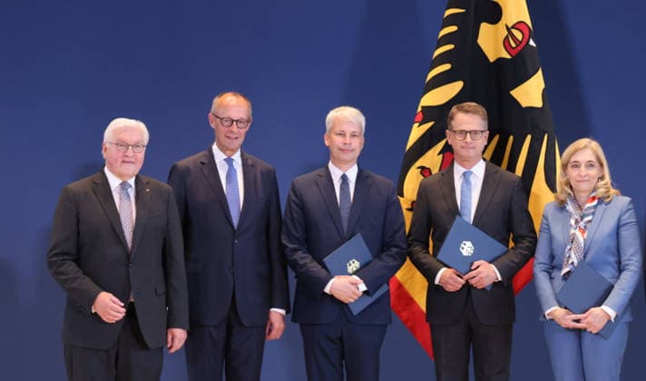 Bundespraesident Urkunden 29.07.2026, Germany, Berlin, Bundespraesidialamt, Bundespräsident Frank-Walter Steinmeier händigt gemäß Artikel 64 Abs. 1 des Grundgesetzes auf Vorschlag des Bundeskanzlers folgende Entlassungs- und Ernennungsurkunden aus: Thorsten Frei, Entlassung als Bundesminister für besondere Aufgaben Patrick Schnieder, Entlassung als Bundesminister für Verkehr Nina Warken, Entlassung als Bundesministerin für Gesundheit Nina Warken, Ernennung zur Bundesministerin für besondere Aufgaben Carsten Linnemann, Ernennung zum Bundesminister für Gesundheit Steffen Bilger, Ernennung zum Bundesminister für Verkehr Berlin Berlin Germany *** Federal President s Certificates, July 29, 2026, Germany, Berlin, Office of the Federal Presiden