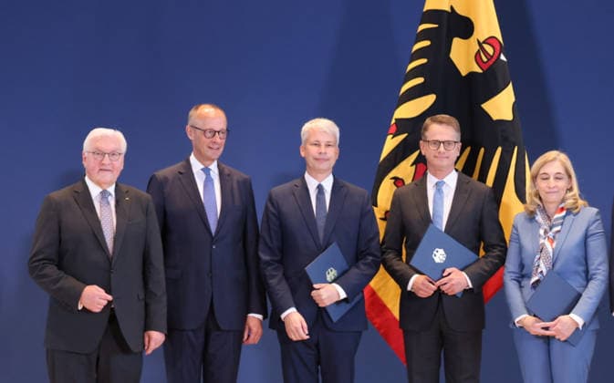 Bundespraesident Urkunden 29.07.2026, Germany, Berlin, Bundespraesidialamt, Bundespräsident Frank-Walter Steinmeier händigt gemäß Artikel 64 Abs. 1 des Grundgesetzes auf Vorschlag des Bundeskanzlers folgende Entlassungs- und Ernennungsurkunden aus: Thorsten Frei, Entlassung als Bundesminister für besondere Aufgaben Patrick Schnieder, Entlassung als Bundesminister für Verkehr Nina Warken, Entlassung als Bundesministerin für Gesundheit Nina Warken, Ernennung zur Bundesministerin für besondere Aufgaben Carsten Linnemann, Ernennung zum Bundesminister für Gesundheit Steffen Bilger, Ernennung zum Bundesminister für Verkehr Berlin Berlin Germany *** Federal President s Certificates, July 29, 2026, Germany, Berlin, Office of the Federal Presiden