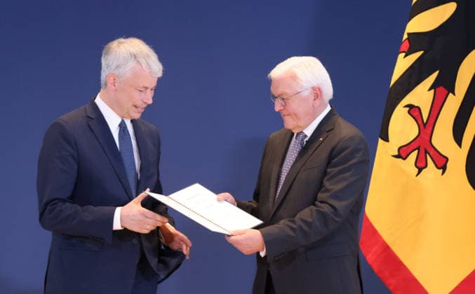 Bundespraesident Urkunden 29.07.2026, Germany, Berlin, Bundespraesidialamt, Bundespräsident Frank-Walter Steinmeier händigt gemäß Artikel 64 Abs. 1 des Grundgesetzes auf Vorschlag des Bundeskanzlers folgende Entlassungs- und Ernennungsurkunden aus: Thorsten Frei, Entlassung als Bundesminister für besondere Aufgaben Patrick Schnieder, Entlassung als Bundesminister für Verkehr Nina Warken, Entlassung als Bundesministerin für Gesundheit Nina Warken, Ernennung zur Bundesministerin für besondere Aufgaben Carsten Linnemann, Ernennung zum Bundesminister für Gesundheit Steffen Bilger, Ernennung zum Bundesminister für Verkehr, hier Billger Berlin Berlin Germany *** Federal President s Certificates, July 29, 2026, Germany, Berlin, Office of the Fe