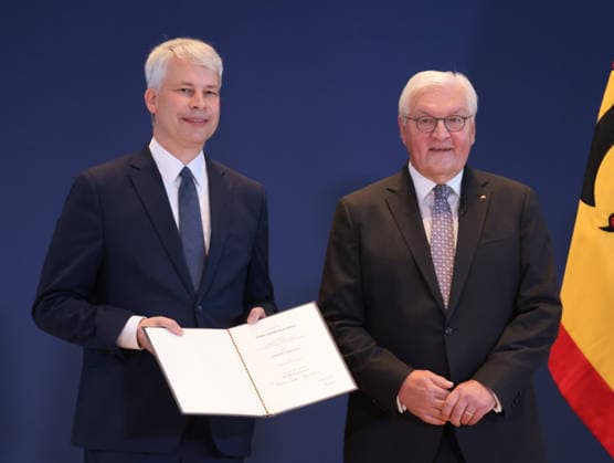 Bundespraesident Urkunden 29.07.2026, Germany, Berlin, Bundespraesidialamt, Bundespräsident Frank-Walter Steinmeier händigt gemäß Artikel 64 Abs. 1 des Grundgesetzes auf Vorschlag des Bundeskanzlers folgende Entlassungs- und Ernennungsurkunden aus: Thorsten Frei, Entlassung als Bundesminister für besondere Aufgaben Patrick Schnieder, Entlassung als Bundesminister für Verkehr Nina Warken, Entlassung als Bundesministerin für Gesundheit Nina Warken, Ernennung zur Bundesministerin für besondere Aufgaben Carsten Linnemann, Ernennung zum Bundesminister für Gesundheit Steffen Bilger, Ernennung zum Bundesminister für Verkehr, hier Billger Berlin Berlin Germany *** Federal President s Certificates, July 29, 2026, Germany, Berlin, Office of the Fe