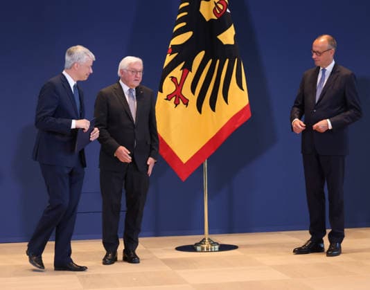 Bundespraesident Urkunden 29.07.2026, Germany, Berlin, Bundespraesidialamt, Bundespräsident Frank-Walter Steinmeier händigt gemäß Artikel 64 Abs. 1 des Grundgesetzes auf Vorschlag des Bundeskanzlers folgende Entlassungs- und Ernennungsurkunden aus: Thorsten Frei, Entlassung als Bundesminister für besondere Aufgaben Patrick Schnieder, Entlassung als Bundesminister für Verkehr Nina Warken, Entlassung als Bundesministerin für Gesundheit Nina Warken, Ernennung zur Bundesministerin für besondere Aufgaben Carsten Linnemann, Ernennung zum Bundesminister für Gesundheit Steffen Bilger, Ernennung zum Bundesminister für Verkehr, hier Billger Berlin Berlin Germany *** Federal President s Certificates, July 29, 2026, Germany, Berlin, Office of the Fe