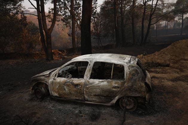 The fire in Burgohondo, Ávila, is not spreading, but it will still take several days to bring it under control. A car burned to a crisp by the wildfire on the outskirts of Casavieja, on July 29, 2026, in Ávila, Castile and León, Spain. The fire suppression director for the Castile and León Regional Government’s Infocal operation at the Burgohondo, Ávila, fire stated that overnight, emergency crews managed to prevent the fire from spreading, however, he warned that it will take many days of work to bring it under control. JULY 29, 2026 Alejandro Martínez Vé Ávila, Castile and León Ávila, Castile and León, Spain  Copyright: xAlejandroxMartinezxVÃ lezx 7693637