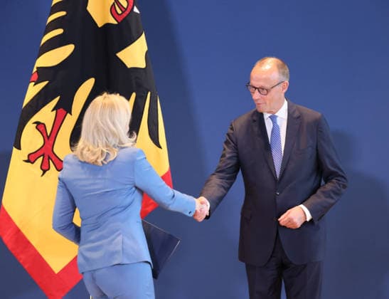 Bundespraesident Urkunden 29.07.2026, Germany, Berlin, Bundespraesidialamt, Bundespräsident Frank-Walter Steinmeier händigt gemäß Artikel 64 Abs. 1 des Grundgesetzes auf Vorschlag des Bundeskanzlers folgende Entlassungs- und Ernennungsurkunden aus: Thorsten Frei, Entlassung als Bundesminister für besondere Aufgaben Patrick Schnieder, Entlassung als Bundesminister für Verkehr Nina Warken, Entlassung als Bundesministerin für Gesundheit Nina Warken, Ernennung zur Bundesministerin für besondere Aufgaben Carsten Linnemann, Ernennung zum Bundesminister für Gesundheit Steffen Bilger, Ernennung zum Bundesminister für Verkehr, hier Warken Berlin Berlin Germany *** Federal President s Certificates, July 29, 2026, Germany, Berlin, Office of the Fed