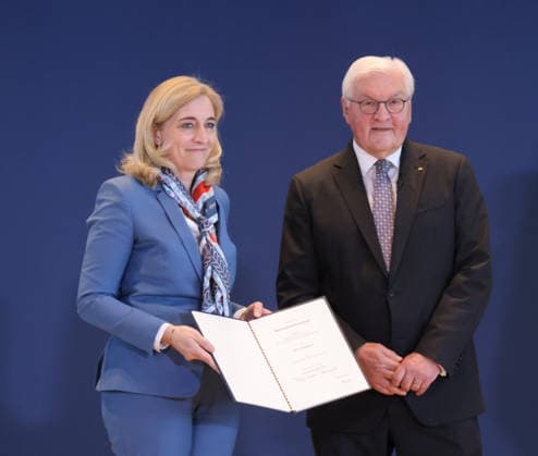 Bundespraesident Urkunden 29.07.2026, Germany, Berlin, Bundespraesidialamt, Bundespräsident Frank-Walter Steinmeier händigt gemäß Artikel 64 Abs. 1 des Grundgesetzes auf Vorschlag des Bundeskanzlers folgende Entlassungs- und Ernennungsurkunden aus: Thorsten Frei, Entlassung als Bundesminister für besondere Aufgaben Patrick Schnieder, Entlassung als Bundesminister für Verkehr Nina Warken, Entlassung als Bundesministerin für Gesundheit Nina Warken, Ernennung zur Bundesministerin für besondere Aufgaben Carsten Linnemann, Ernennung zum Bundesminister für Gesundheit Steffen Bilger, Ernennung zum Bundesminister für Verkehr, hier Warken Berlin Berlin Germany *** Federal President s Certificates, July 29, 2026, Germany, Berlin, Office of the Fed