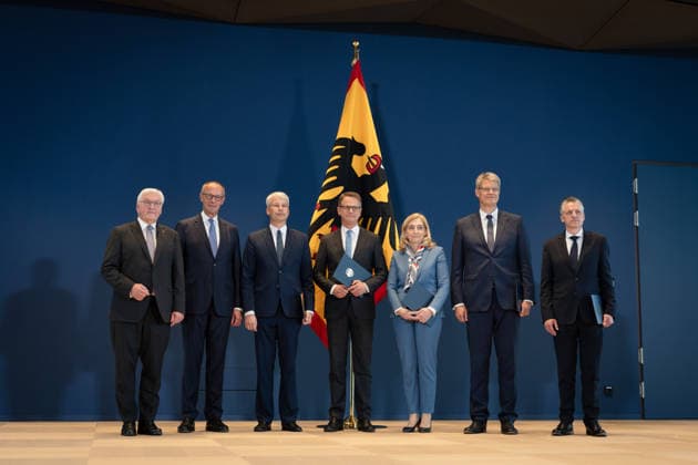 Bundespräsident händigt Entlassungs- und Ernennungsurkunden aus Berlin, Amtssitz am Spreebogen, Bundespräsident Frank-Walter Steinmeier händigt Entlassungs- und Ernennungsurkunden aus Bundeskanzler, Friedrich Merz Carsten Linnemann, Ernennung, Bundesgesundheitsminister Nina Warken, Entlassung, Bundesgesundheitsministerin Patrick Schnieder, Entlassung, Bundesverkehrsminister Steffen Bilger, Ernennung, Bundesverkehrsminister Kanzleramtsministerin, Ernennung, Nina Warken Kanzleramtsminister, Entlassung, Thorsten Frei Berlin Berlin GER *** Federal President Presents Letters of Dismissal and Appointment Berlin, Official Residence at Spreebogen: Federal President Frank-Walter Steinmeier presents letters of dismissal and appointm