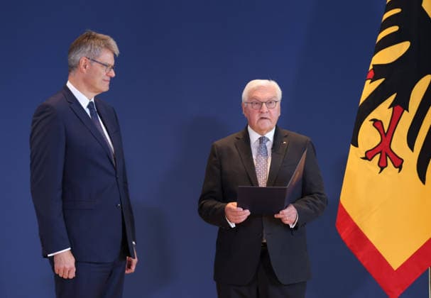 Bundespraesident Urkunden 29.07.2026, Germany, Berlin, Bundespraesidialamt, Bundespräsident Frank-Walter Steinmeier händigt gemäß Artikel 64 Abs. 1 des Grundgesetzes auf Vorschlag des Bundeskanzlers folgende Entlassungs- und Ernennungsurkunden aus: Thorsten Frei, Entlassung als Bundesminister für besondere Aufgaben Patrick Schnieder, Entlassung als Bundesminister für Verkehr Nina Warken, Entlassung als Bundesministerin für Gesundheit Nina Warken, Ernennung zur Bundesministerin für besondere Aufgaben Carsten Linnemann, Ernennung zum Bundesminister für Gesundheit Steffen Bilger, Ernennung zum Bundesminister für Verkehr, hier Schnieder mit Handshake Kanzler Berlin Berlin Germany *** Federal President s Certificates, July 29, 2026, Germany,