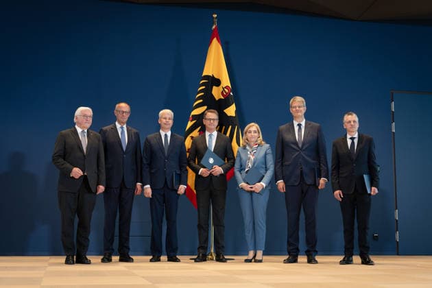 Bundespräsident händigt Entlassungs- und Ernennungsurkunden aus Berlin, Amtssitz am Spreebogen, Bundespräsident Frank-Walter Steinmeier händigt Entlassungs- und Ernennungsurkunden aus Bundeskanzler, Friedrich Merz Carsten Linnemann, Ernennung, Bundesgesundheitsminister Nina Warken, Entlassung, Bundesgesundheitsministerin Patrick Schnieder, Entlassung, Bundesverkehrsminister Steffen Bilger, Ernennung, Bundesverkehrsminister Kanzleramtsministerin, Ernennung, Nina Warken Kanzleramtsminister, Entlassung, Thorsten Frei Berlin Berlin GER *** Federal President Presents Letters of Dismissal and Appointment Berlin, Official Residence at Spreebogen: Federal President Frank-Walter Steinmeier presents letters of dismissal and appointm