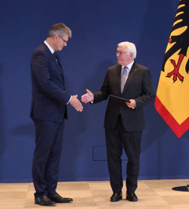 Bundespraesident Urkunden 29.07.2026, Germany, Berlin, Bundespraesidialamt, Bundespräsident Frank-Walter Steinmeier händigt gemäß Artikel 64 Abs. 1 des Grundgesetzes auf Vorschlag des Bundeskanzlers folgende Entlassungs- und Ernennungsurkunden aus: Thorsten Frei, Entlassung als Bundesminister für besondere Aufgaben Patrick Schnieder, Entlassung als Bundesminister für Verkehr Nina Warken, Entlassung als Bundesministerin für Gesundheit Nina Warken, Ernennung zur Bundesministerin für besondere Aufgaben Carsten Linnemann, Ernennung zum Bundesminister für Gesundheit Steffen Bilger, Ernennung zum Bundesminister für Verkehr, hier Schnieder mit Handshake Kanzler Berlin Berlin Germany *** Federal President s Certificates, July 29, 2026, Germany,