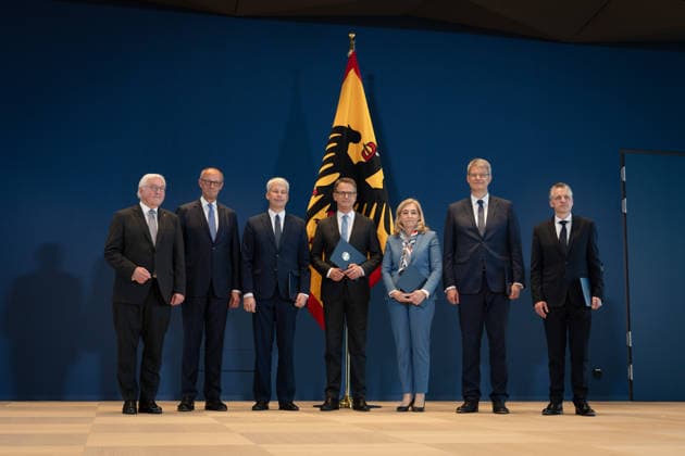 Bundespräsident händigt Entlassungs- und Ernennungsurkunden aus Berlin, Amtssitz am Spreebogen, Bundespräsident Frank-Walter Steinmeier händigt Entlassungs- und Ernennungsurkunden aus Bundeskanzler, Friedrich Merz Carsten Linnemann, Ernennung, Bundesgesundheitsminister Nina Warken, Entlassung, Bundesgesundheitsministerin Patrick Schnieder, Entlassung, Bundesverkehrsminister Steffen Bilger, Ernennung, Bundesverkehrsminister Kanzleramtsministerin, Ernennung, Nina Warken Kanzleramtsminister, Entlassung, Thorsten Frei Berlin Berlin GER *** Federal President Presents Letters of Dismissal and Appointment Berlin, Official Residence at Spreebogen: Federal President Frank-Walter Steinmeier presents letters of dismissal and appointm