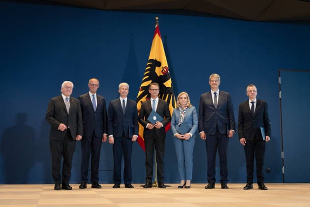 Bundespräsident händigt Entlassungs- und Ernennungsurkunden aus Berlin, Amtssitz am Spreebogen, Bundespräsident Frank-Walter Steinmeier händigt Entlassungs- und Ernennungsurkunden aus Bundeskanzler, Friedrich Merz Carsten Linnemann, Ernennung, Bundesgesundheitsminister Nina Warken, Entlassung, Bundesgesundheitsministerin Patrick Schnieder, Entlassung, Bundesverkehrsminister Steffen Bilger, Ernennung, Bundesverkehrsminister Kanzleramtsministerin, Ernennung, Nina Warken Kanzleramtsminister, Entlassung, Thorsten Frei Berlin Berlin GER *** Federal President Presents Letters of Dismissal and Appointment Berlin, Official Residence at Spreebogen: Federal President Frank-Walter Steinmeier presents letters of dismissal and appointm