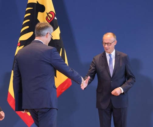 Bundespraesident Urkunden 29.07.2026, Germany, Berlin, Bundespraesidialamt, Bundespräsident Frank-Walter Steinmeier händigt gemäß Artikel 64 Abs. 1 des Grundgesetzes auf Vorschlag des Bundeskanzlers folgende Entlassungs- und Ernennungsurkunden aus: Thorsten Frei, Entlassung als Bundesminister für besondere Aufgaben Patrick Schnieder, Entlassung als Bundesminister für Verkehr Nina Warken, Entlassung als Bundesministerin für Gesundheit Nina Warken, Ernennung zur Bundesministerin für besondere Aufgaben Carsten Linnemann, Ernennung zum Bundesminister für Gesundheit Steffen Bilger, Ernennung zum Bundesminister für Verkehr, hier Schnieder mit Handshake Kanzler Berlin Berlin Germany *** Federal President s Certificates, July 29, 2026, Germany,