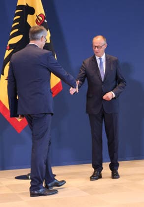 Bundespraesident Urkunden 29.07.2026, Germany, Berlin, Bundespraesidialamt, Bundespräsident Frank-Walter Steinmeier händigt gemäß Artikel 64 Abs. 1 des Grundgesetzes auf Vorschlag des Bundeskanzlers folgende Entlassungs- und Ernennungsurkunden aus: Thorsten Frei, Entlassung als Bundesminister für besondere Aufgaben Patrick Schnieder, Entlassung als Bundesminister für Verkehr Nina Warken, Entlassung als Bundesministerin für Gesundheit Nina Warken, Ernennung zur Bundesministerin für besondere Aufgaben Carsten Linnemann, Ernennung zum Bundesminister für Gesundheit Steffen Bilger, Ernennung zum Bundesminister für Verkehr, hier Schnieder mit Handshake Kanzler Berlin Berlin Germany *** Federal President s Certificates, July 29, 2026, Germany,