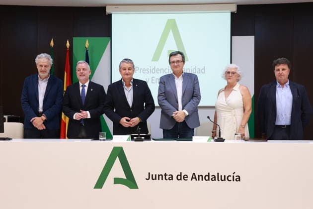 The Regional Government and the Andalusian Medical Union Sign an Agreement The First Vice President of the Regional Government and Regional Minister of the Presidency, Health, and Emergencies, Antonio Sanz 3i, after signing an agreement with the president of the Andalusian Medical Union (SMA), Rafael Ojeda 3d July 29, 2026, in Seville, Andalusia, Spain July 29, 2026 Seville, Andalusia, Spain Seville, Andalusia, Spain Spain  Copyright: xRocioxRuzx 7693715