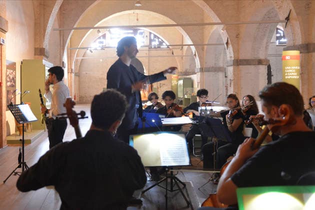 IPA87087010 - Pisa, July 29, 2026 The music and dance series continues at the National Museums of Pisa. At the National Museum of Ancient Ships, Homage to Mozart by the Orchestra da Camera Fiorentina, featuring soloists Barsali and Del Vecchio. In the photo: Barsali conducts the orchestra.  Copyright: xRobertoCappellox xRobertoxCappellox 87087010