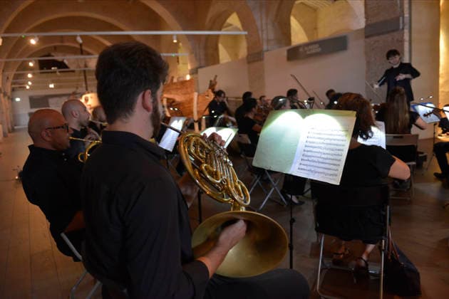 IPA87087017 - Pisa, July 29, 2026 The music and dance series continues at the National Museums of Pisa. At the National Museum of Ancient Ships, Homage to Mozart by the Orchestra da Camera Fiorentina, featuring soloists Barsali and Del Vecchio. In the photo: Close-up of a wind instrument and other musicians in the background.  Copyright: xRobertoCappellox xRobertoxCappellox 87087017