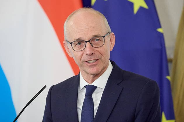 - Wien 29.07.2026 - Stocker - Frieden - Heute traf der österreichische Bundeskanzler im Bundeskanzleramt mit dem Premierminister von Luxemburg Luc Frieden zu einem Arbeitsgespräch zusammen. Anschliessend gab es eine Pressekonferenz. PHOTO: der luxemburgische Premier Luc Frieden während der Pressekonferenz im Bundeskanzleramt. Vienna (AUSTRIA) - Today, the Austrian Federal Chancellor, met with the Prime Minister of Luxembourg, Luc Frieden, at the Federal Chancellery for a working meeting. OVP, Oevp, government, PK, talks, EU, UE, Europe, Europa, Luxembourg, Treffen Bundeskanzler - Premierminister Frieden Luxemburg *** Vienna, July 29, 2026 Stocker Frieden Today, the Austrian Federal Chancellor met with Luxembourg’s Prime Minister L 