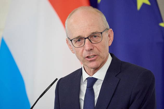 - Wien 29.07.2026 - Stocker - Frieden - Heute traf der österreichische Bundeskanzler im Bundeskanzleramt mit dem Premierminister von Luxemburg Luc Frieden zu einem Arbeitsgespräch zusammen. Anschliessend gab es eine Pressekonferenz. PHOTO: der luxemburgische Premier Luc Frieden während der Pressekonferenz im Bundeskanzleramt. Vienna (AUSTRIA) - Today, the Austrian Federal Chancellor, met with the Prime Minister of Luxembourg, Luc Frieden, at the Federal Chancellery for a working meeting. OVP, Oevp, government, PK, talks, EU, UE, Europe, Europa, Luxembourg, Treffen Bundeskanzler - Premierminister Frieden Luxemburg *** Vienna, July 29, 2026 Stocker Frieden Today, the Austrian Federal Chancellor met with Luxembourg’s Prime Minister L 