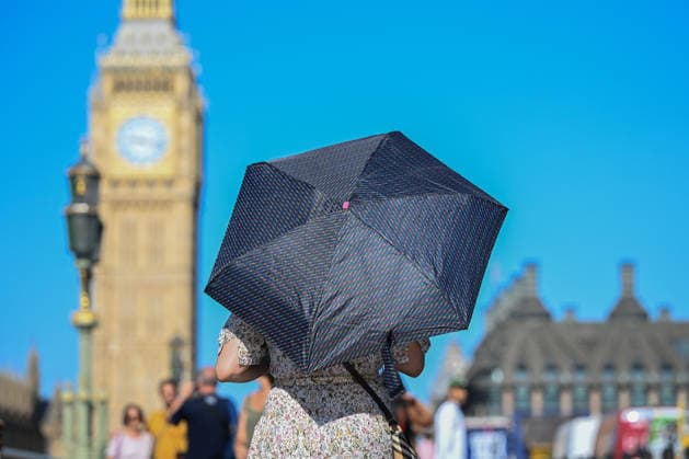 Temperatures expected to reach 35C in UK amid severe summer heatwave LONDON, UK - JULY 29: People use umbrellas for protection against the sun as London experiences warm weather during a heatwave in London, United Kingdom, on July 29, 2026. The UK Health Security Agency (UKHSA) issued an amber heat-health alert for London, with temperatures expected to reach up to 35 degrees Celsius (95 Fahrenheit) in the southeastern and eastern regions of the country. Rasid Necati Aslim Anadolu London United Kingdom. Editorial use only. Please get in touch for any other usage.  Copyright: x2026xAnadoluxRasidxNecatixAslimx