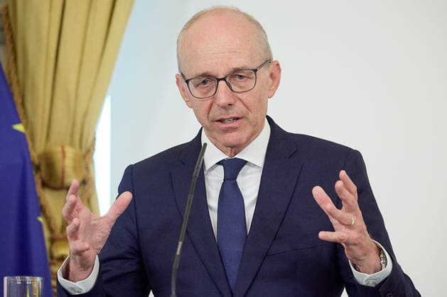 - Wien 29.07.2026 - Stocker - Frieden - Heute traf der österreichische Bundeskanzler im Bundeskanzleramt mit dem Premierminister von Luxemburg Luc Frieden zu einem Arbeitsgespräch zusammen. Anschliessend gab es eine Pressekonferenz. PHOTO: der luxemburgische Premier Luc Frieden während der Pressekonferenz im Bundeskanzleramt. Vienna (AUSTRIA) - Today, the Austrian Federal Chancellor, met with the Prime Minister of Luxembourg, Luc Frieden, at the Federal Chancellery for a working meeting. OVP, Oevp, government, PK, talks, EU, UE, Europe, Europa, Luxembourg, Treffen Bundeskanzler - Premierminister Frieden Luxemburg *** Vienna, July 29, 2026 Stocker Frieden Today, the Austrian Federal Chancellor met with Luxembourg’s Prime Minister L 