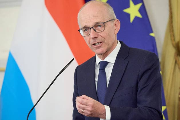 - Wien 29.07.2026 - Stocker - Frieden - Heute traf der österreichische Bundeskanzler im Bundeskanzleramt mit dem Premierminister von Luxemburg Luc Frieden zu einem Arbeitsgespräch zusammen. Anschliessend gab es eine Pressekonferenz. PHOTO: der luxemburgische Premier Luc Frieden während der Pressekonferenz im Bundeskanzleramt. Vienna (AUSTRIA) - Today, the Austrian Federal Chancellor, met with the Prime Minister of Luxembourg, Luc Frieden, at the Federal Chancellery for a working meeting. OVP, Oevp, government, PK, talks, EU, UE, Europe, Europa, Luxembourg, Treffen Bundeskanzler - Premierminister Frieden Luxemburg *** Vienna, July 29, 2026 Stocker Frieden Today, the Austrian Federal Chancellor met with Luxembourg’s Prime Minister L 