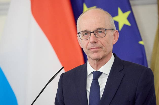 - Wien 29.07.2026 - Stocker - Frieden - Heute traf der österreichische Bundeskanzler im Bundeskanzleramt mit dem Premierminister von Luxemburg Luc Frieden zu einem Arbeitsgespräch zusammen. Anschliessend gab es eine Pressekonferenz. PHOTO: der luxemburgische Premier Luc Frieden während der Pressekonferenz im Bundeskanzleramt. Vienna (AUSTRIA) - Today, the Austrian Federal Chancellor, met with the Prime Minister of Luxembourg, Luc Frieden, at the Federal Chancellery for a working meeting. OVP, Oevp, government, PK, talks, EU, UE, Europe, Europa, Luxembourg, Treffen Bundeskanzler - Premierminister Frieden Luxemburg *** Vienna, July 29, 2026 Stocker Frieden Today, the Austrian Federal Chancellor met with Luxembourg’s Prime Minister L 