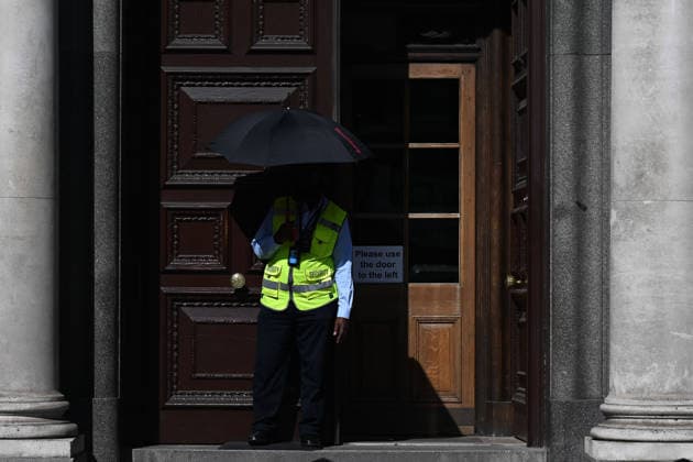 Temperatures expected to reach 35C in UK amid severe summer heatwave LONDON, UK - JULY 29: People use umbrellas for protection against the sun as London experiences warm weather during a heatwave in London, United Kingdom, on July 29, 2026. The UK Health Security Agency (UKHSA) issued an amber heat-health alert for London, with temperatures expected to reach up to 35 degrees Celsius (95 Fahrenheit) in the southeastern and eastern regions of the country. Rasid Necati Aslim Anadolu London United Kingdom. Editorial use only. Please get in touch for any other usage.  Copyright: x2026xAnadoluxRasidxNecatixAslimx