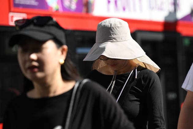 Temperatures expected to reach 35C in UK amid severe summer heatwave LONDON, UK - JULY 29: People wear hats for protection against the sun as London experiences warm weather during a heatwave in London, United Kingdom, on July 29, 2026. The UK Health Security Agency (UKHSA) issued an amber heat-health alert for London, with temperatures expected to reach up to 35 degrees Celsius (95 Fahrenheit) in the southeastern and eastern regions of the country. Rasid Necati Aslim Anadolu London United Kingdom. Editorial use only. Please get in touch for any other usage.  Copyright: x2026xAnadoluxRasidxNecatixAslimx