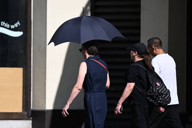 Temperatures expected to reach 35C in UK amid severe summer heatwave LONDON, UK - JULY 29: People use umbrellas for protection against the sun as London experiences warm weather during a heatwave in London, United Kingdom, on July 29, 2026. The UK Health Security Agency (UKHSA) issued an amber heat-health alert for London, with temperatures expected to reach up to 35 degrees Celsius (95 Fahrenheit) in the southeastern and eastern regions of the country. Rasid Necati Aslim Anadolu London United Kingdom. Editorial use only. Please get in touch for any other usage.  Copyright: x2026xAnadoluxRasidxNecatixAslimx