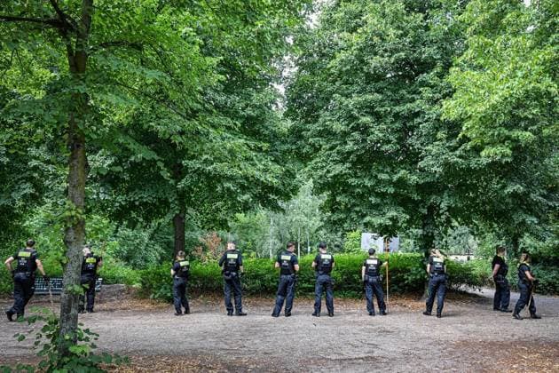 Anschag in Berlin- Polizei sucht weiter nach Beweismitteln ** NUR FÜR REDAKTIONELLE ZWECKE ** EDITORIAL USE ONLY **<p>Anschag in Berlin- Polizei sucht weiter im Tiergarten nach Beweismitteln, fotografiert am 29.07.2026 in Berlin. Berlin Berlin Berlin Copyright: MaurizioxGambarini *** Anschag in Berlin: Police Continue Search for Evidence ** FOR EDITORIAL USE ONLY ** EDITORIAL USE ONLY ** p Police continue to search for evidence in the Tiergarten in Berlin, photographed on July 29, 2026, in Berlin Berlin Berlin Berlin Copyright MaurizioxGambarini Copyright: MaurizioxGambarini doc86xclsticp01ahqervw4 ,EDITORIAL USE ONLY