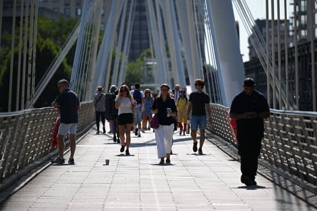 Temperatures expected to reach 35C in UK amid severe summer heatwave LONDON, UK - JULY 29: Daily life continues as London experiences warm weather during a heatwave in London, United Kingdom, on July 29, 2026. The UK Health Security Agency (UKHSA) issued an amber heat-health alert for London, with temperatures expected to reach up to 35 degrees Celsius (95 Fahrenheit) in the southeastern and eastern regions of the country. Rasid Necati Aslim Anadolu London United Kingdom. Editorial use only. Please get in touch for any other usage.  Copyright: x2026xAnadoluxRasidxNecatixAslimx