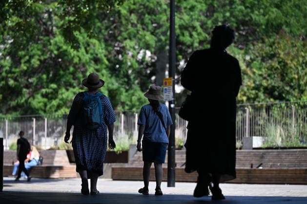 Temperatures expected to reach 35C in UK amid severe summer heatwave LONDON, UK - JULY 29: People wear hats for protection against the sun as London experiences warm weather during a heatwave in London, United Kingdom, on July 29, 2026. The UK Health Security Agency (UKHSA) issued an amber heat-health alert for London, with temperatures expected to reach up to 35 degrees Celsius (95 Fahrenheit) in the southeastern and eastern regions of the country. Rasid Necati Aslim Anadolu London United Kingdom. Editorial use only. Please get in touch for any other usage.  Copyright: x2026xAnadoluxRasidxNecatixAslimx