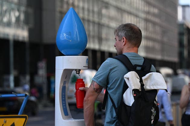 Temperatures expected to reach 35C in UK amid severe summer heatwave LONDON, UK - JULY 29: People drink water to cool off as London experiences warm weather during a heatwave in London, United Kingdom, on July 29, 2026. The UK Health Security Agency (UKHSA) issued an amber heat-health alert for London, with temperatures expected to reach up to 35 degrees Celsius (95 Fahrenheit) in the southeastern and eastern regions of the country. Rasid Necati Aslim Anadolu London United Kingdom. Editorial use only. Please get in touch for any other usage.  Copyright: x2026xAnadoluxRasidxNecatixAslimx