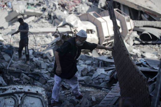 Aftermath of Israeli Airstrike In Gaza Palestinians inspect damage following an Israeli strike on the Al-Muttaqin Mosque in Gaza City on July 29, 2026. Gaza remains subject to daily violence, with both the Israeli military and Hamas accusing one another of violating the truce in effect since October 10. The conflict has flattened swathes of the territory, displaced most of the population at least once, and left hundreds of thousands of people living in tents and temporary shelters. Gaza Palestine  Copyright: xMajdixFathix originalFilename: fathi-notitle260728_npXrg.jpg