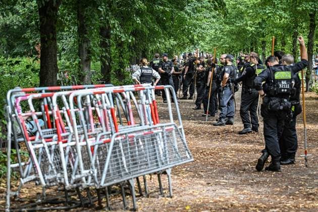 Anschag in Berlin- Polizei sucht weiter nach Beweismitteln ** NUR FÜR REDAKTIONELLE ZWECKE ** EDITORIAL USE ONLY **<p>Anschag in Berlin- Polizei sucht weiter im Tiergarten nach Beweismitteln, fotografiert am 29.07.2026 in Berlin. Berlin Berlin Berlin Copyright: MaurizioxGambarini *** Anschag in Berlin: Police Continue Search for Evidence ** FOR EDITORIAL USE ONLY ** EDITORIAL USE ONLY ** p Police continue to search for evidence in the Tiergarten in Berlin, photographed on July 29, 2026, in Berlin Berlin Berlin Berlin Copyright MaurizioxGambarini Copyright: MaurizioxGambarini doc86xcmr7odl48qx5mvwo ,EDITORIAL USE ONLY