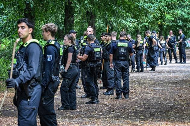 Anschag in Berlin- Polizei sucht weiter nach Beweismitteln ** NUR FÜR REDAKTIONELLE ZWECKE ** EDITORIAL USE ONLY **<p>Anschag in Berlin- Polizei sucht weiter im Tiergarten nach Beweismitteln, fotografiert am 29.07.2026 in Berlin. Berlin Berlin Berlin Copyright: MaurizioxGambarini *** Anschag in Berlin: Police Continue Search for Evidence ** FOR EDITORIAL USE ONLY ** EDITORIAL USE ONLY ** p Police continue to search for evidence in the Tiergarten in Berlin, photographed on July 29, 2026, in Berlin Berlin Berlin Berlin Copyright MaurizioxGambarini Copyright: MaurizioxGambarini doc86xcnnmi25hket8y1h7c ,EDITORIAL USE ONLY