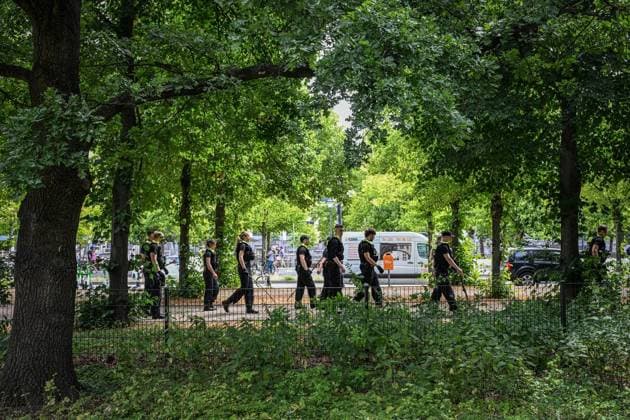 Anschag in Berlin- Polizei sucht weiter nach Beweismitteln ** NUR FÜR REDAKTIONELLE ZWECKE ** EDITORIAL USE ONLY **<p>Anschag in Berlin- Polizei sucht weiter im Tiergarten nach Beweismitteln, fotografiert am 29.07.2026 in Berlin. Berlin Berlin Berlin Copyright: MaurizioxGambarini *** Anschag in Berlin: Police Continue Search for Evidence ** FOR EDITORIAL USE ONLY ** EDITORIAL USE ONLY ** p Police continue to search for evidence in the Tiergarten in Berlin, photographed on July 29, 2026, in Berlin Berlin Berlin Berlin Copyright MaurizioxGambarini Copyright: MaurizioxGambarini doc86xcmquupd211f1arvum ,EDITORIAL USE ONLY