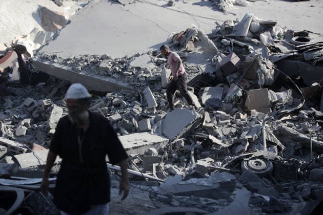 Aftermath of Israeli Airstrike In Gaza Palestinians inspect damage following an Israeli strike on the Al-Muttaqin Mosque in Gaza City on July 29, 2026. Gaza remains subject to daily violence, with both the Israeli military and Hamas accusing one another of violating the truce in effect since October 10. The conflict has flattened swathes of the territory, displaced most of the population at least once, and left hundreds of thousands of people living in tents and temporary shelters. Gaza Palestine  Copyright: xMajdixFathix originalFilename: fathi-notitle260728_npBol.jpg