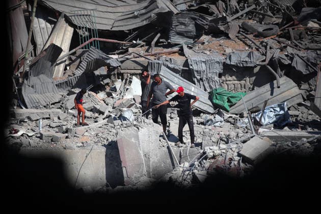 Aftermath of Israeli Airstrike In Gaza Palestinians inspect damage following an Israeli strike on the Al-Muttaqin Mosque in Gaza City on July 29, 2026. Gaza remains subject to daily violence, with both the Israeli military and Hamas accusing one another of violating the truce in effect since October 10. The conflict has flattened swathes of the territory, displaced most of the population at least once, and left hundreds of thousands of people living in tents and temporary shelters. Gaza Palestine  Copyright: xMajdixFathix originalFilename: fathi-notitle260728_npk6O.jpg