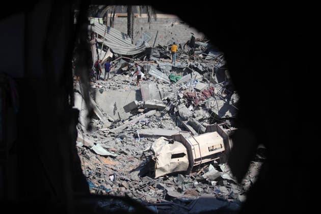Aftermath of Israeli Airstrike In Gaza Palestinians inspect damage following an Israeli strike on the Al-Muttaqin Mosque in Gaza City on July 29, 2026. Gaza remains subject to daily violence, with both the Israeli military and Hamas accusing one another of violating the truce in effect since October 10. The conflict has flattened swathes of the territory, displaced most of the population at least once, and left hundreds of thousands of people living in tents and temporary shelters. Gaza Palestine  Copyright: xMajdixFathix originalFilename: fathi-notitle260728_npLos.jpg